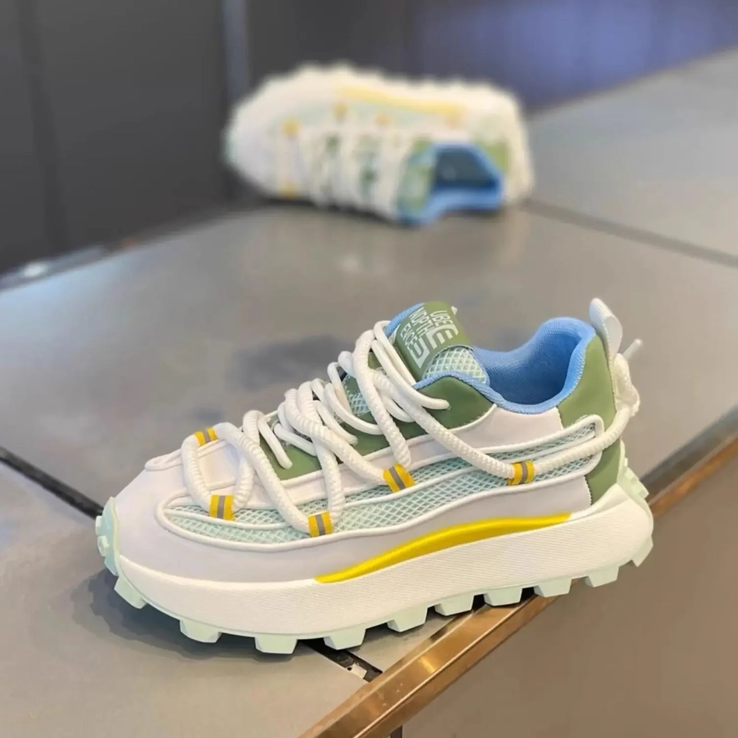 Mesh breathable dad shoes 2024 latest versatile casual sports shoes with thick soles and elevated height for men's running shoes