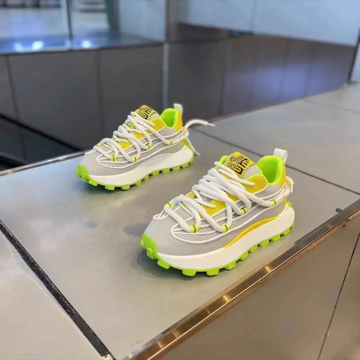 Mesh breathable dad shoes 2024 latest versatile casual sports shoes with thick soles and elevated height for men's running shoes