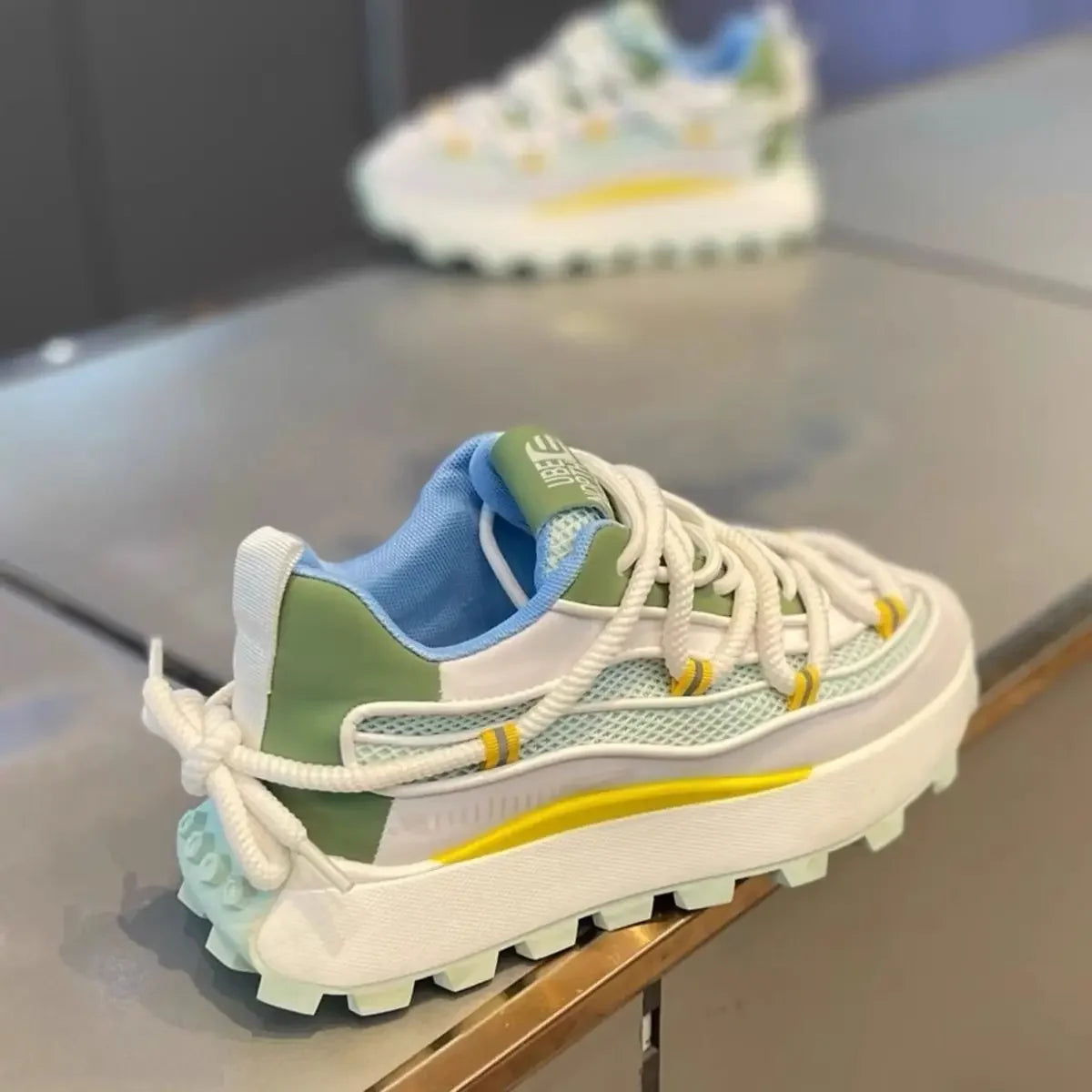 Mesh breathable dad shoes 2024 latest versatile casual sports shoes with thick soles and elevated height for men's running shoes
