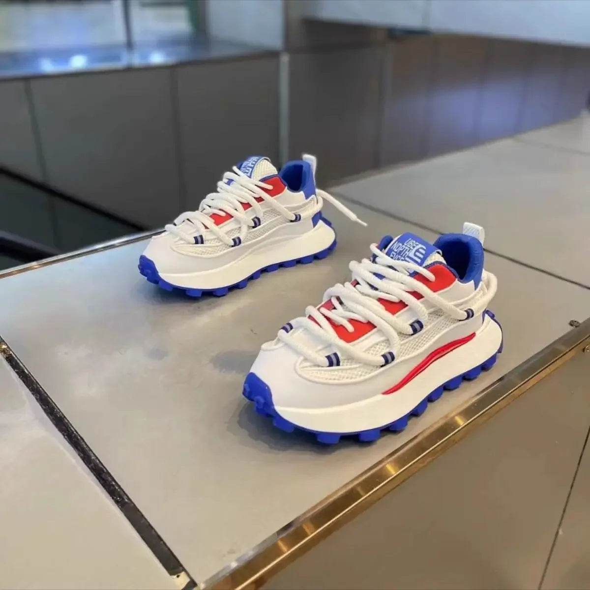 Mesh breathable dad shoes 2024 latest versatile casual sports shoes with thick soles and elevated height for men's running shoes