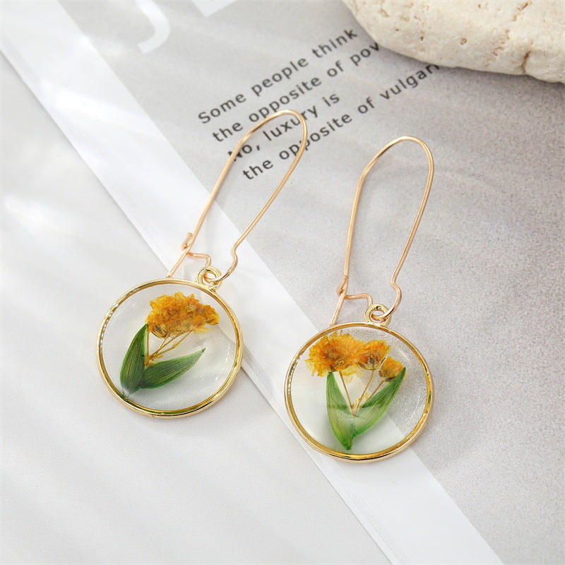 Exquisite Dried Flower Leaf Pendant Earrings - Delicate Artificial Plant Drop Dangle Jewelry for Women - Hypoallergenic Ear Studs with Leaf-Shaped Design and Natural Look