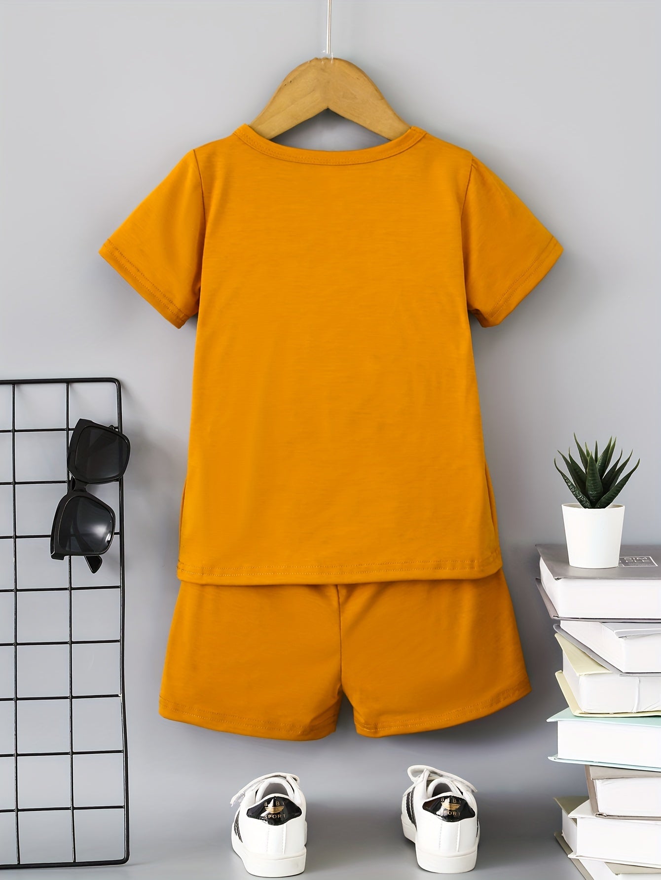 2pcs Boys Teen Cute "KING" Crown Graphic Print T-shirt & Shorts Set Clothes For Summer